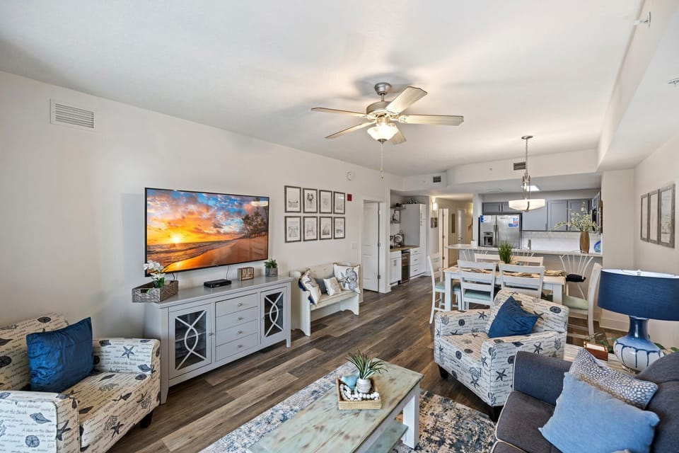 Livingroom with sleeper sofa and TV