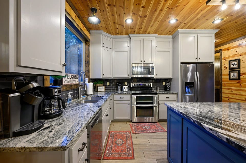 Entering the kitchen you see that it's equipped with all the major modern appliances you're used to.