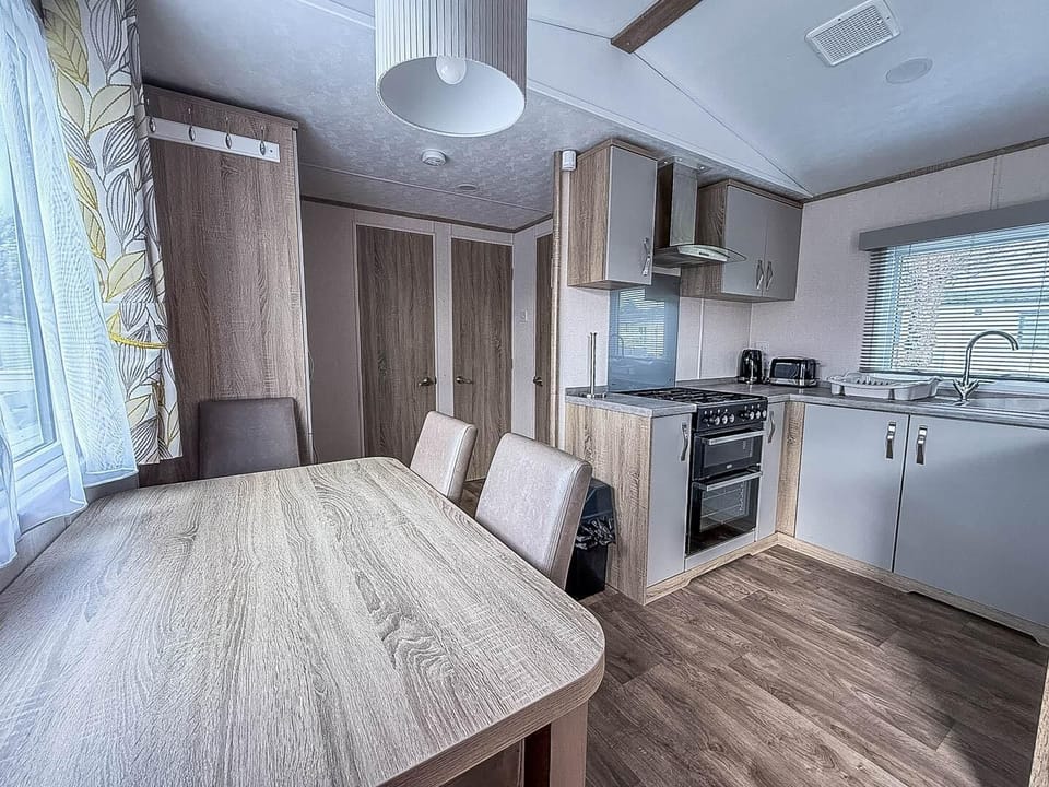 Equipped with all of the essential appliances, you can easily cater to your party's needs.