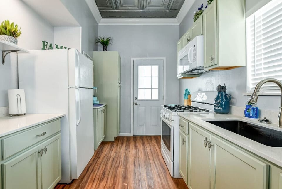 Full kitchen