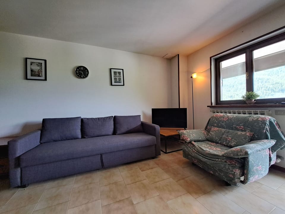 2 Sofa beds (1 double and 1 single)