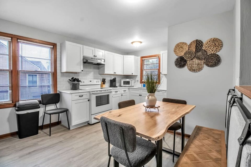 Eat-in Kitchen