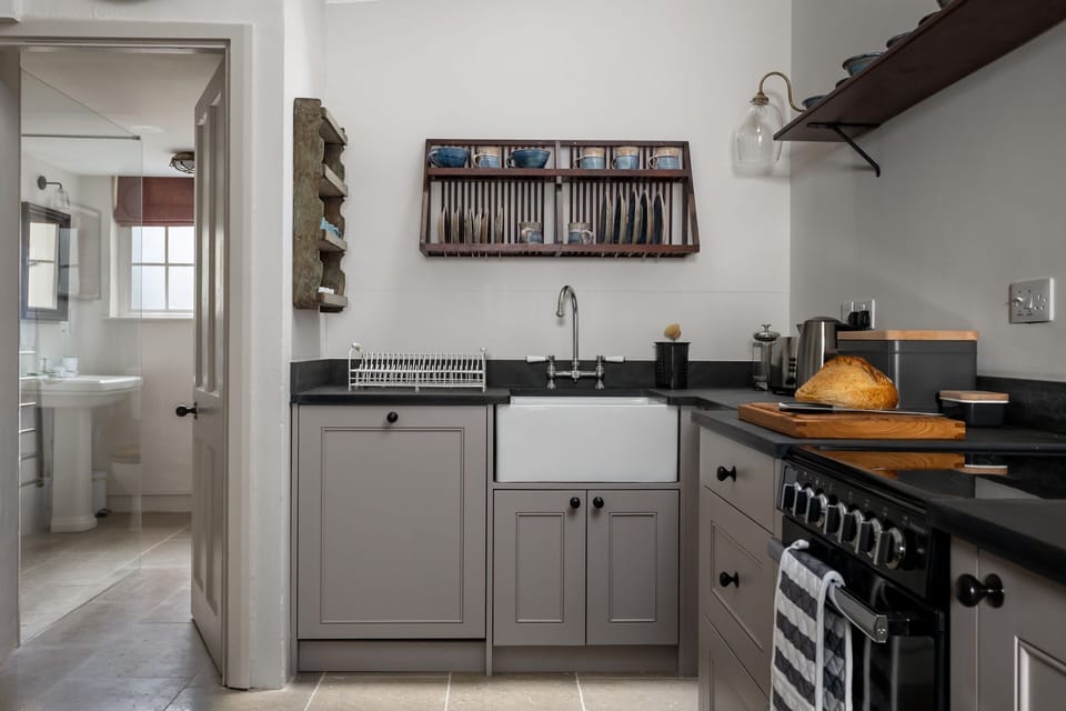 Woodman Cottage Kitchen/ Dining Room - StayCotswold