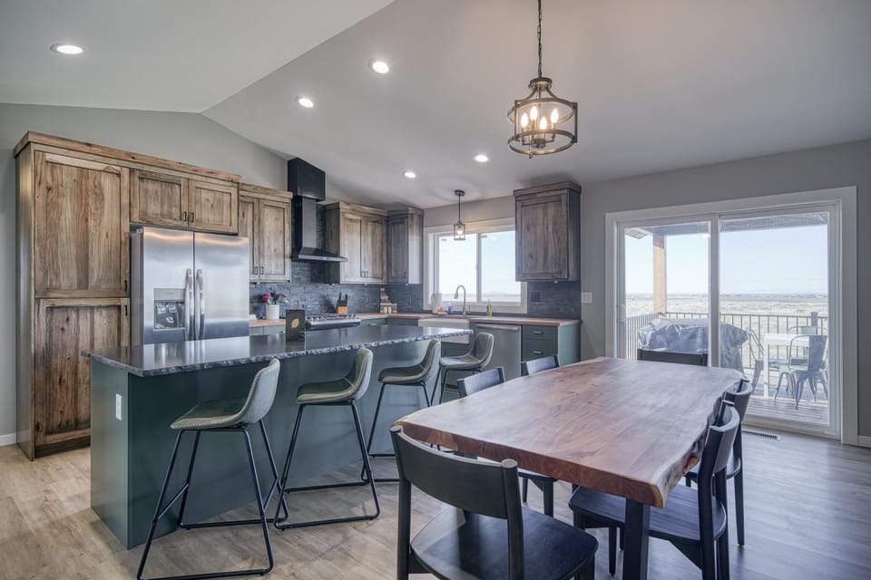 full kitchen with 4 spots at the counter and 6 at the table.