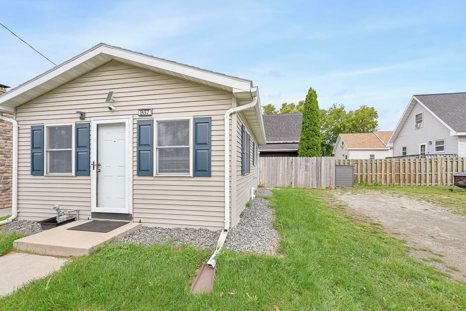 Photo showing the driveway where you would park next to the tiny house.
