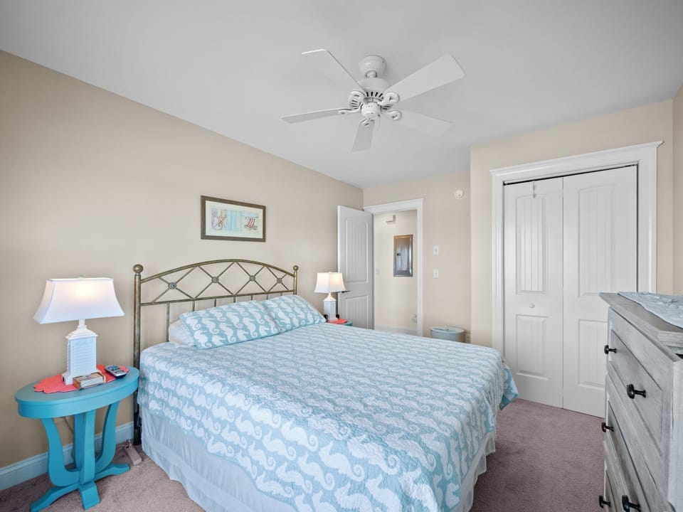 1st Floor Queen Bedroom (Street facing)