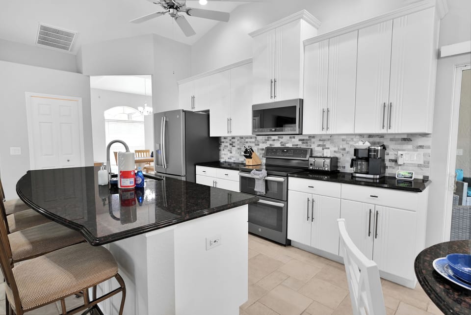 Kitchen w/ large Island