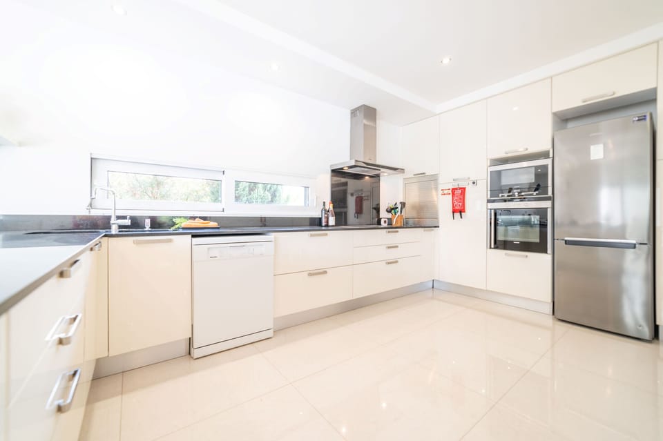 Modern kitchen with cream cabinetry and stainless steel appliances — Villa Mirage, holiday villa in Verdizela