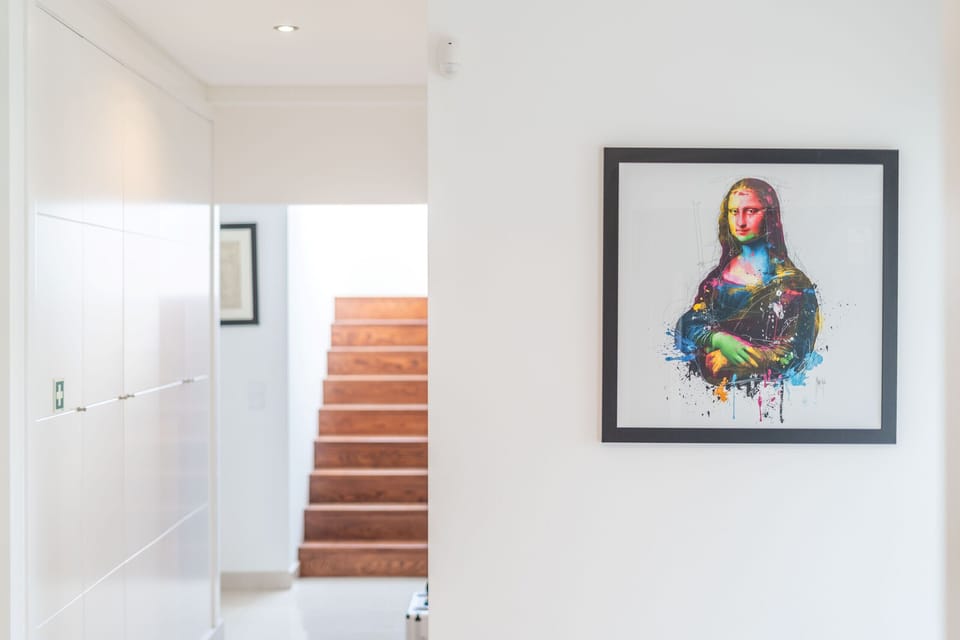 Modern hallway with contemporary pop art — Villa Mirage, holiday villa in Verdizela