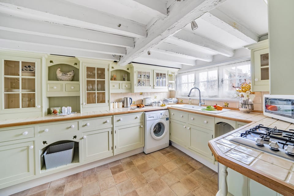 Fiddlers Green, Hamworthy, Poole: The quaint kitchen