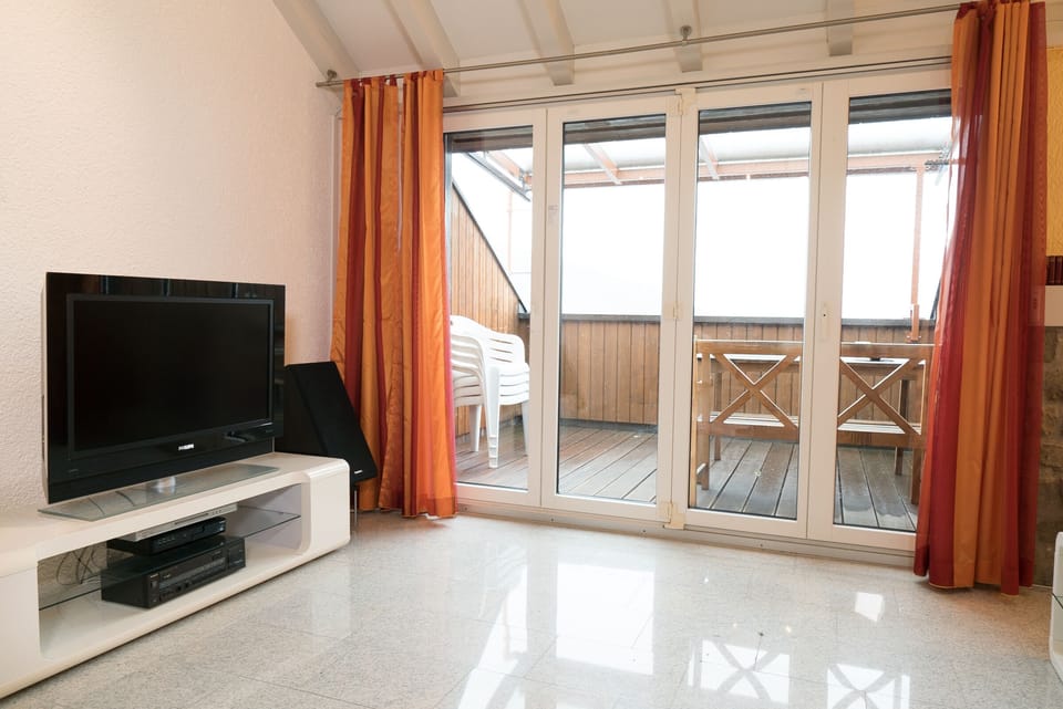Livingroom with balcony access
