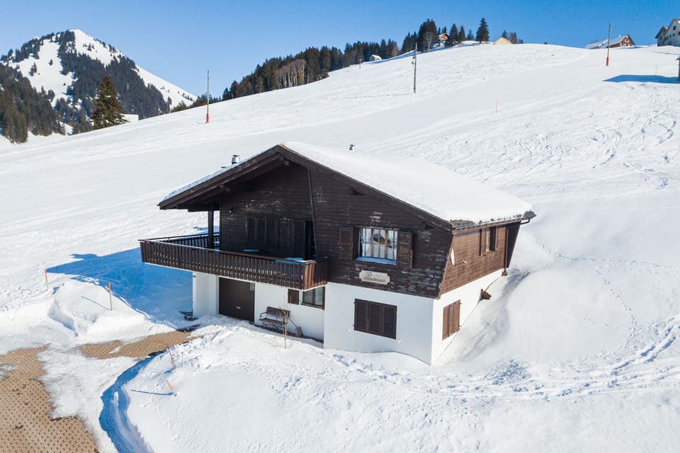 Stand-alone chalet directly on the ski slope