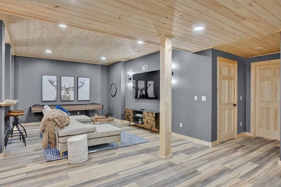 Spacious Entertainment Lounge with Open Layout