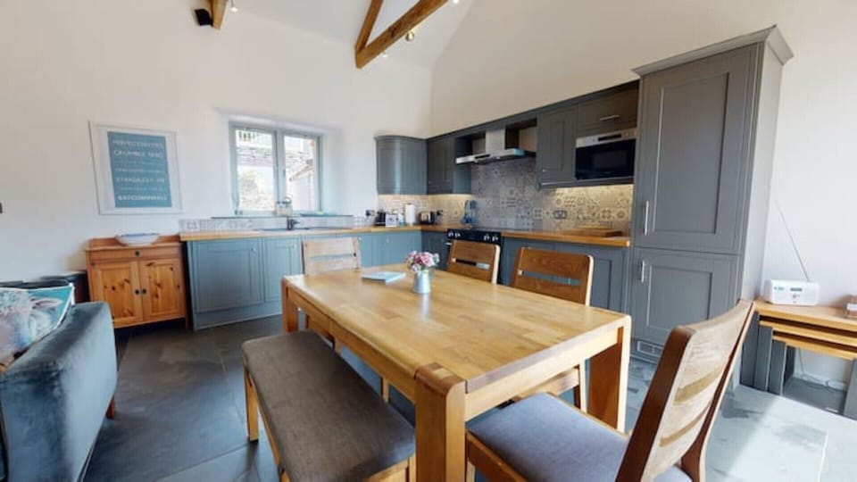 Comfortable dining for 6