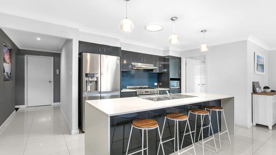 Breakfast Bar and Kitchen
