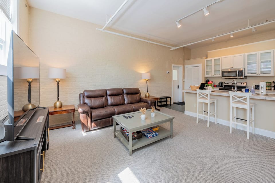 Welcome to the apartment of your dreams! Let our home be the base for a perfect Albany visit.