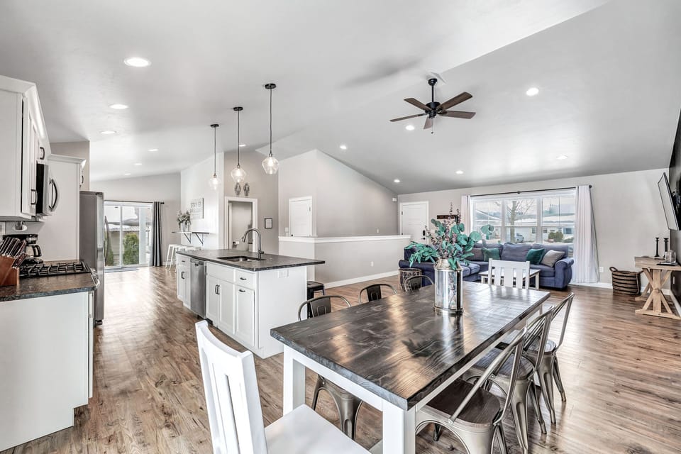 Kitchen Table with plenty of seating for your whole group.