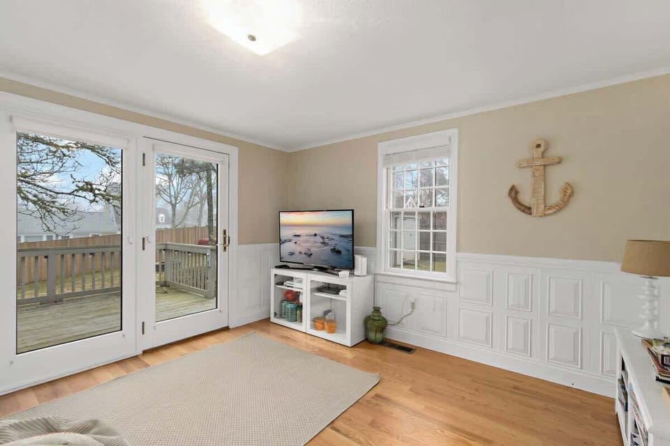 First floor bonus space with access to the deck and backyard 