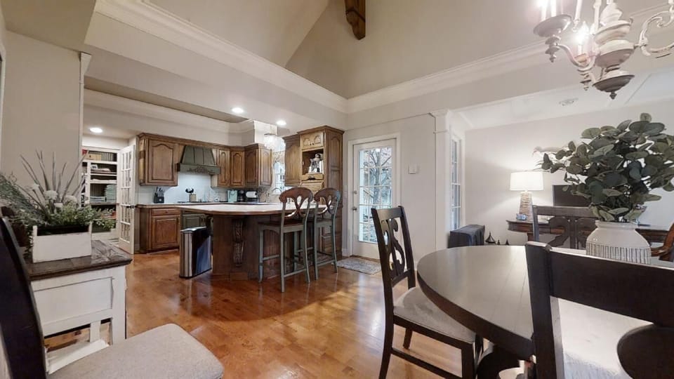 Kitchen & Dining