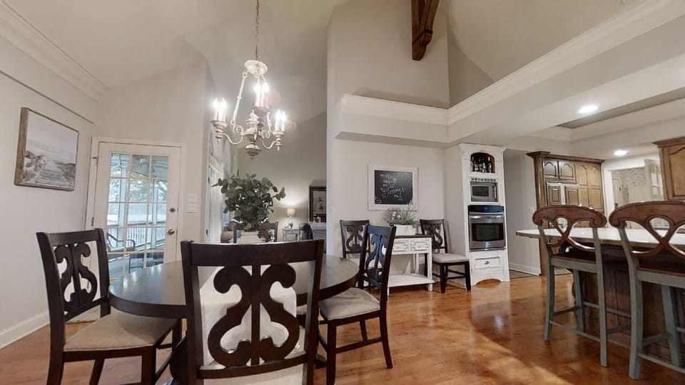 Kitchen & Dining
