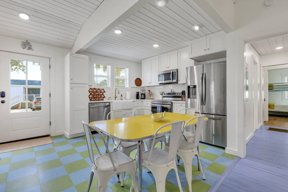 Prepare to fall in love with our open concept kitchen – where delicious meals and cherished memories come to life! With ample space for culinary adventures and lively conversations, this is the heart of your home away from home. Let the cooking (and laughter) begin! 🍽️💬  #TybeeIsland #LuxuryVacation #BeachRetreat #WesterlyGuild #Anchoredon8
