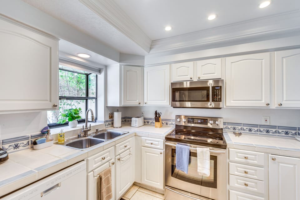 Kitchen | Keurig Coffee Maker | Blender | Toaster | Cooking Basics