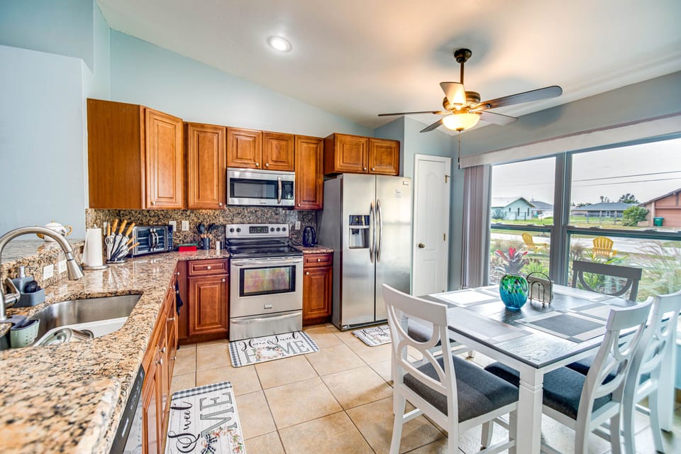 Kitchen | Stainless Steel Appliances w/ Dishwasher | Air Fryer | Crockpot