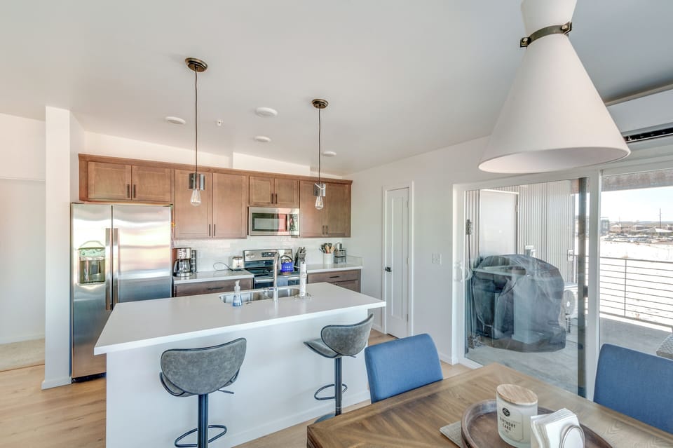 Dining Area | Dishware/Flatware | Breakfast Bar