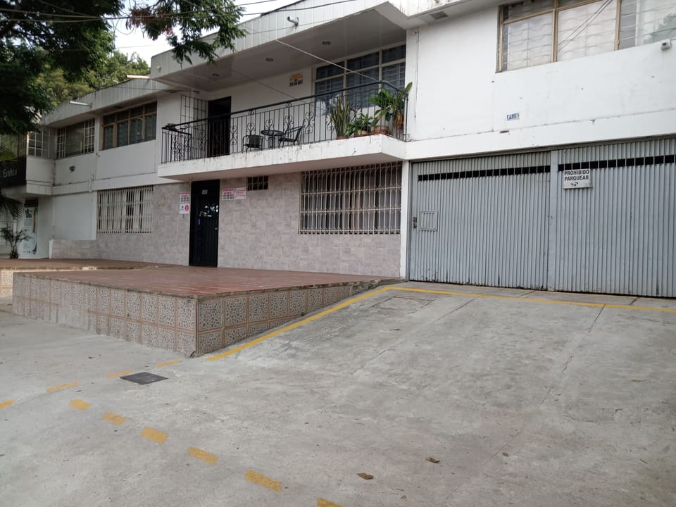 Casa unifamiliar,dos niveles,garage privado cubierto y amplia zona de parking.