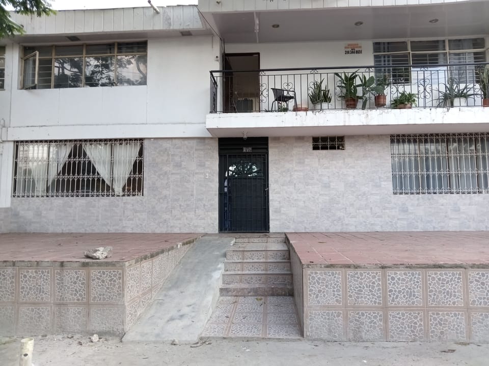 Zona de entrada con rampla de acceso a personas con discapacidad de movimiento.