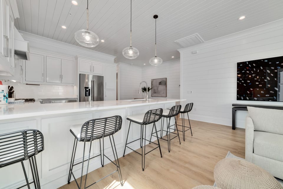 Breakfast bar and Dining Area