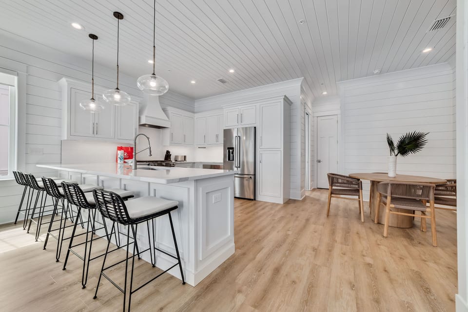 Breakfast bar and Dining Area