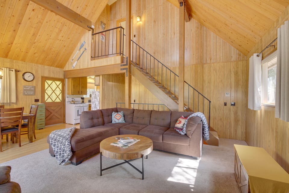 Living Room | Smart TV | Free WiFi | Fireplace (Decorative Only) | Main Level