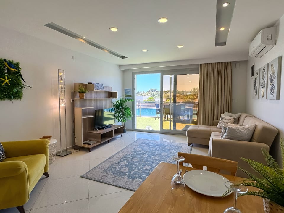 poolsidec2-livingroom