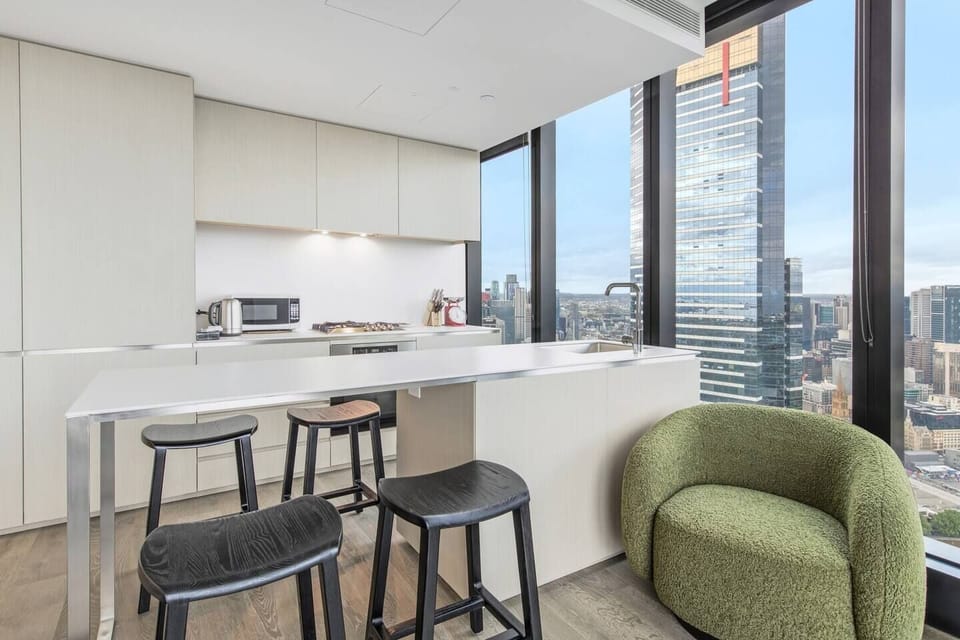 The four-seater breakfast bar allows you to enjoy meals at home with ease. 