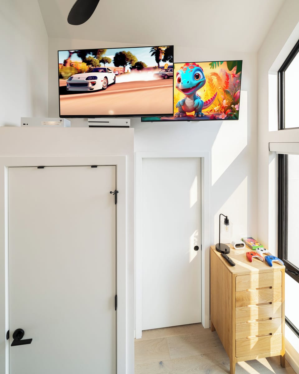 2 Ultra HDTV, 2 XBOX for everyone’s entertainment full bath and