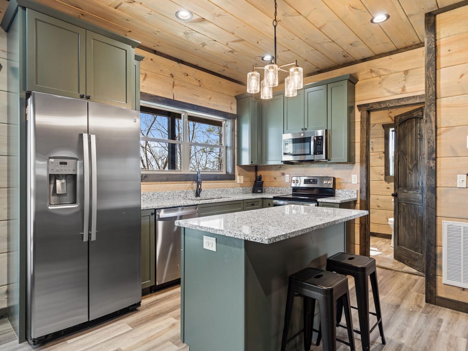 Full Kitchen - Breakfast Bar