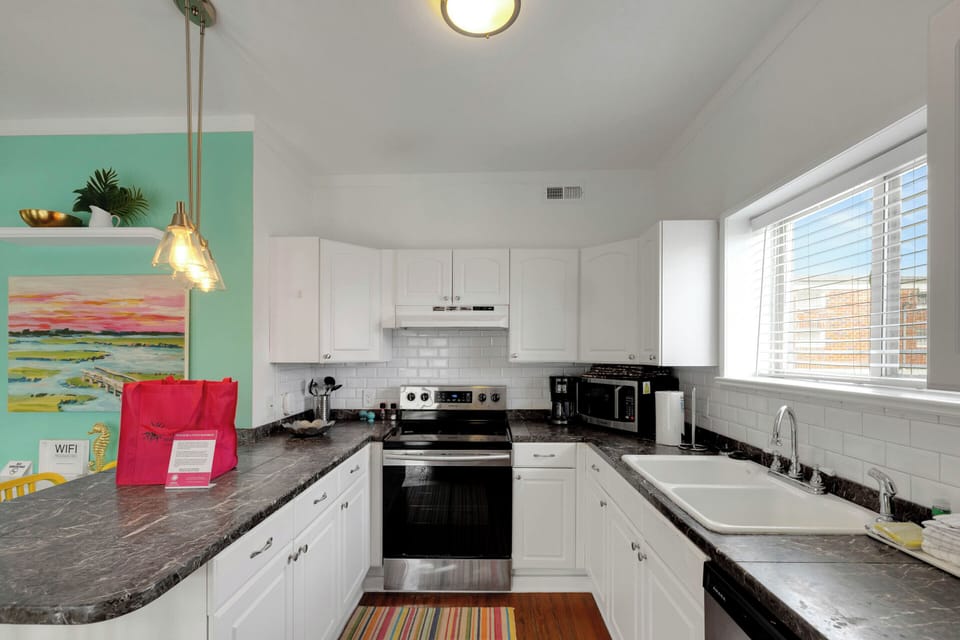 Full Kitchen w/ Bar Counter Seating