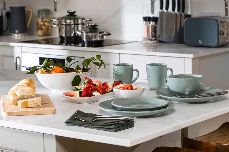 Enjoy breakfast in the kitchen with unforgettable views