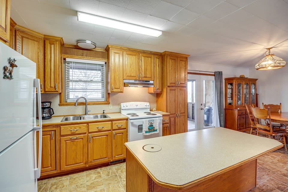 Kitchen | Cooking Basics | Blender | Coffee Maker (Starter Coffee Provided)