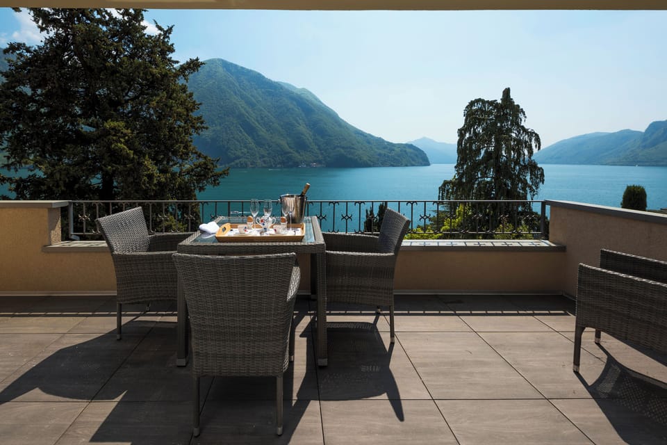 View and talcony table