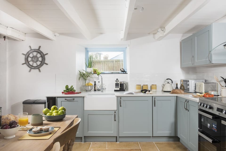 The kitchen with a stove top, oven and tea facilities - School Cottage