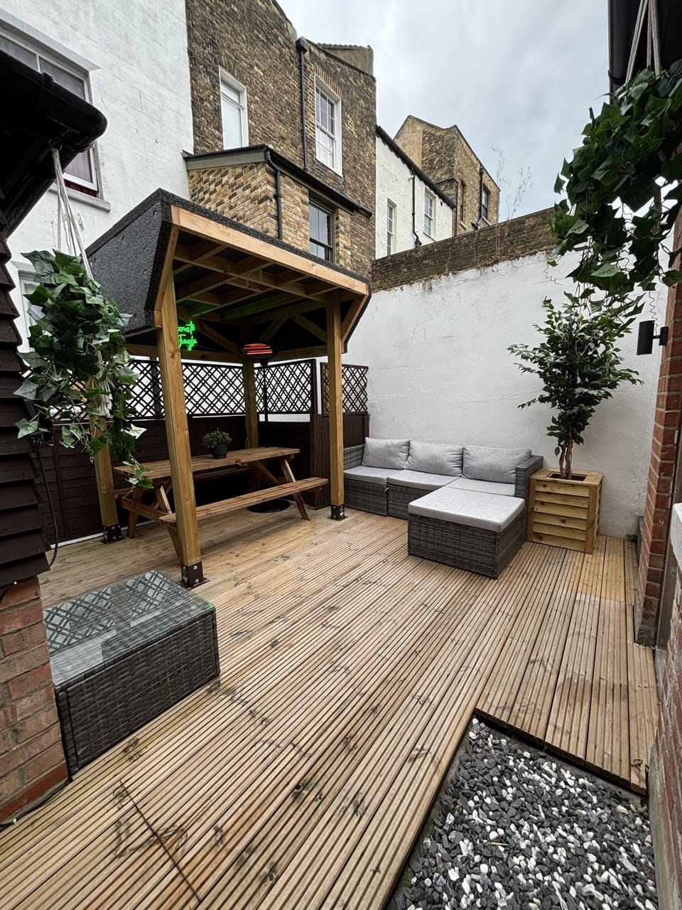 Spacious Garden space with outdoor heater