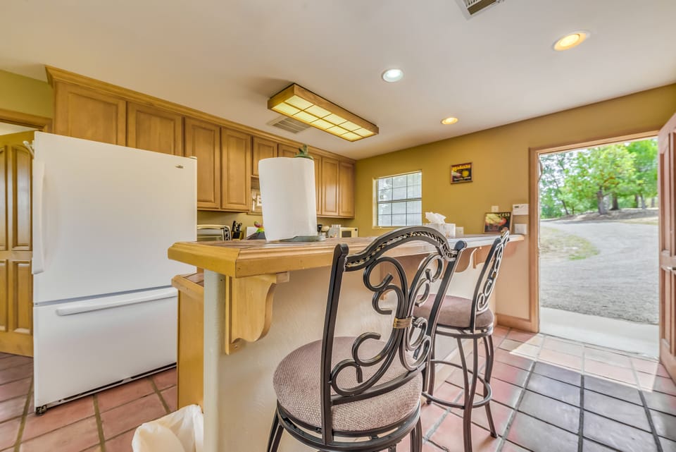 Dining | Dishware & Flatware Provided