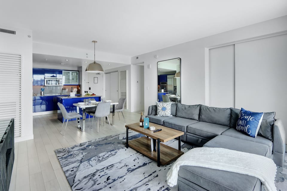 Living room | Enjoy your favorite movies and shows on the Smart TV.