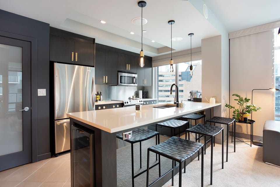 Fully stocked kitchen: fridge, dishwasher, Nespresso, 5-burner stove & lighting!