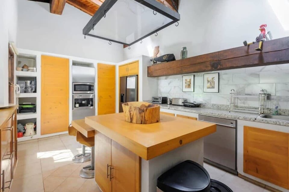 La cocina está en la casa principal.