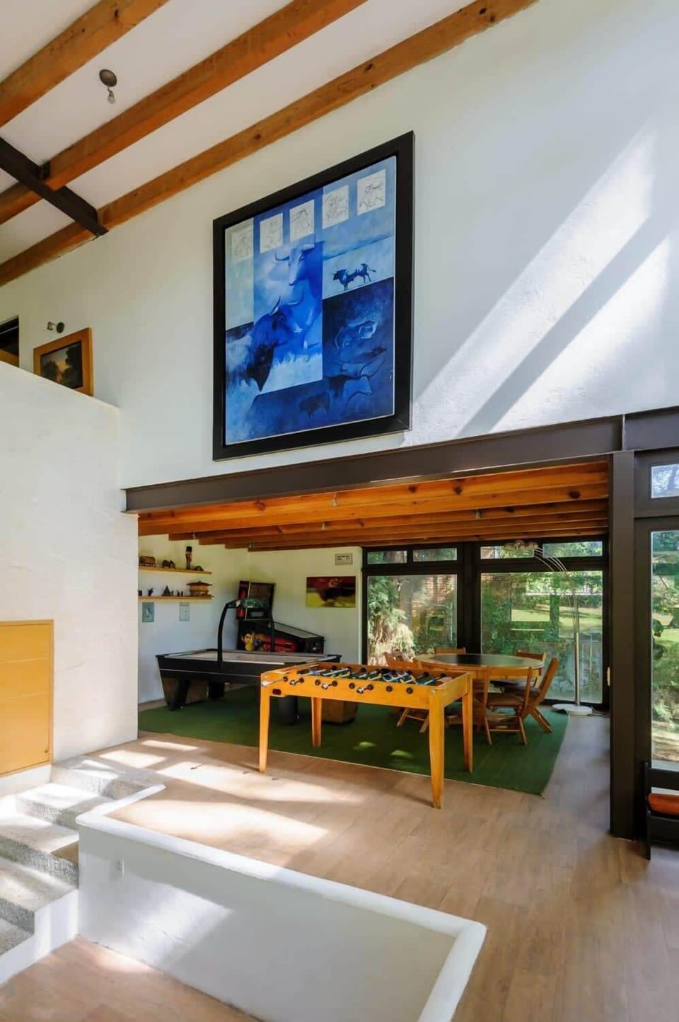 La casita (segunda construcción) tiene sala de juegos.