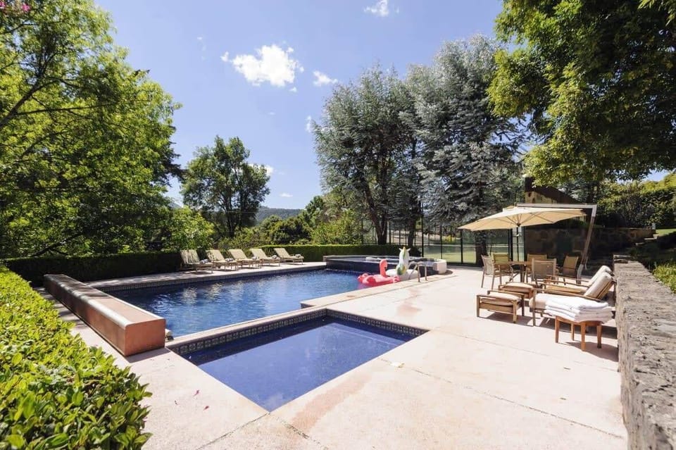 La alberca está dividida en tres secciones.