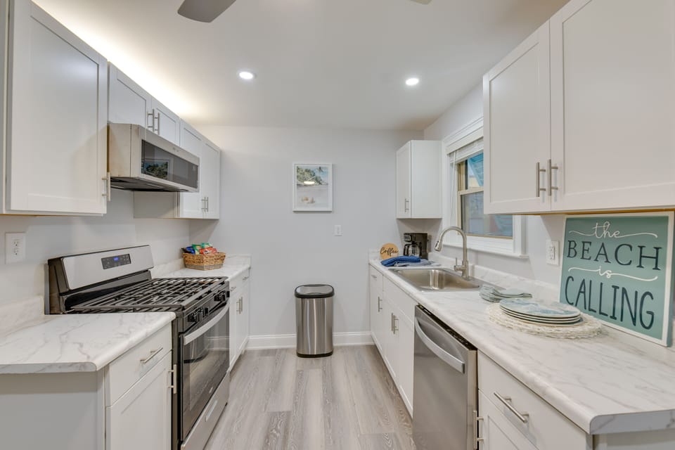 Kitchen | Equipped w/ Cooking Basics